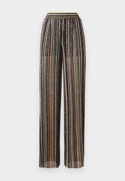 Plise široke hlače s pisanimi kovinskimi črtami, ki imajo črno podlago in elastičen pas s črtastim vzorcem.