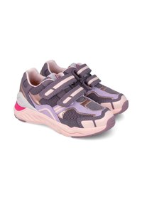 Scarpe sportive viola e rosa con tomaia in rete, cinghie in Velcro e suola in gomma texturizzata. Presentano un design a strati e accenti a contrasto.