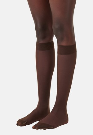 Braune, knielange Socken mit glatter Textur und Offene-Zehen-Design. Mit einem kontrastierenden braunen Bund an der Oberseite für einen sicheren Sitz.
