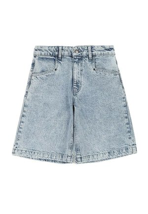 Jasnoniebieskie krótkie spodenki dżinsowe z przednimi kieszeniami, szlufkami na pasek i zapięciem na guzik, prezentowane na białym tle.