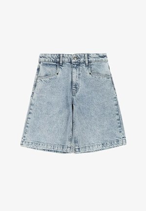 Jasnoniebieskie krótkie spodenki dżinsowe z przednimi kieszeniami, szlufkami na pasek i zapięciem na guzik, prezentowane na białym tle.