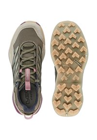 Scarpe da trekking da uomo in verde terreno e beige. Presentano una tomaia in rete, suola in gomma con tasselli di trazione e accenti rosa sui lacci e sul marchio.