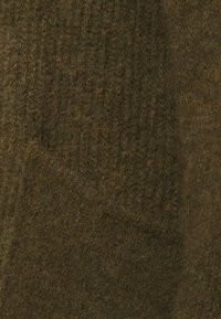 Olivegrüner, strukturiertes Wollstoff mit einem gerippten Muster, das eine weiche und leicht fusselige Oberfläche zeigt. Einheitliche Farbe und matte Oberfläche.