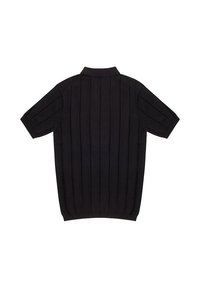 Czarna koszulka polo z krótkim rękawem, z pionowym ribbingiem, płaskim kołnierzykiem i dopasowanym dołem, co nadaje jej elegancki wygląd. Teksturowany materiał z delikatnym połyskiem.