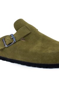 Mocassin en daim vert avec une semelle en caoutchouc noire, comportant une sangle et un détail de boucle sur le côté pour un ajustement réglable.