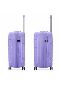Maleta rígida morada con un acabado texturizado, doble cremallera, cerradura de combinación y mango telescópico, montada sobre cuatro ruedas para mayor movilidad.