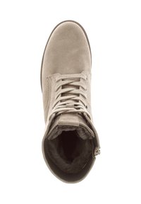 Stivale alla caviglia in suede beige con punta rotonda, lacci frontali e morbida fodera interna. Presenta una suola in gomma testurizzata bassa e dettaglio con zip laterale.