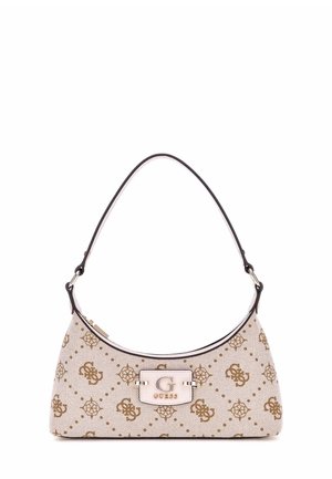 Borsa a tracolla bianca con texture e silhouette curva, placca con logo GUESS dorato e motivo geometrico marrone. Presenta una tracolla nera.