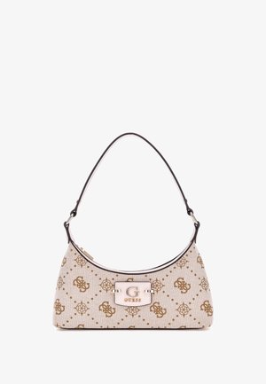 Borsa a tracolla bianca con texture e silhouette curva, placca con logo GUESS dorato e motivo geometrico marrone. Presenta una tracolla nera.