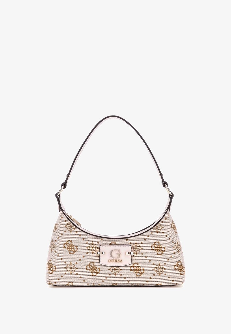 Borsa a tracolla bianca con texture e silhouette curva, placca con logo GUESS dorato e motivo geometrico marrone. Presenta una tracolla nera.