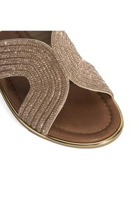 Sandale marron avec un design à lanières croisées orné de petits strass scintillants, et une semelle intérieure rembourrée avec des bordures dorées.