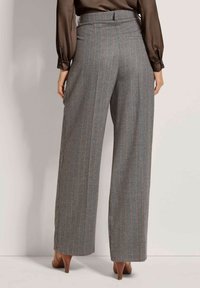 Grijze pinstripe broek van geweven stof, met hoge taille, brede pijpen en een zachte textuur met subtiele oranje accenten.