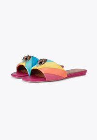Sandali colorati con un design a punta aperta, realizzati in pelle nei colori blu, giallo, rosa e arancione, con un accento di gioielli sulla parte superiore.