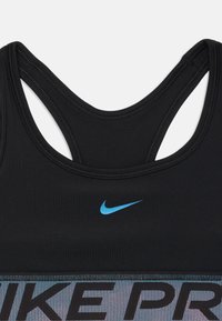Črna atletska majica brez rokavov s krožnim izrezom, ki ima modro Nike logo in spodnji pas s skrbno napisanimi besedami "NIKE PRO" v odebeljenih sivi črkah.