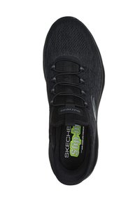 Zapato deportivo negro con una parte superior de malla transpirable, cordones elásticos, plantilla acolchada y un logo en el lado. Presenta un diseño fácil de poner.