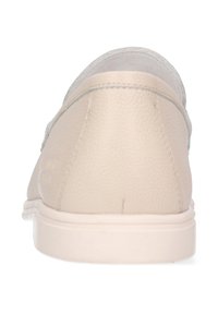 Beige lædersko uden snørebånd med en glat tekstur, rundet bagtil og hvid gummisål. Har detaljer med kontrastfarvet syning langs kanterne.