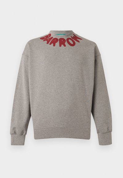 Γκρι φούτερ με μακριά μανίκια, με κόκκινο στυλιζαρισμένο κείμενο "BARRON" γύρω από το γιακά, με ριμπ μανσέτες και τελείωμα.