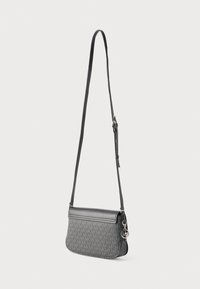 Γκρι τσάντα χιαστή με υφή υλικού και μοτίβο μονόγραμμα MK, μαύρη δερμάτινη επένδυση και ρυθμιζόμενο λουράκι με μεταλλικά εξαρτήματα.