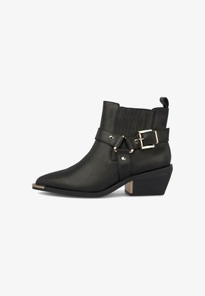 Bottine en simili cuir noir avec un bout pointu, un talon angulaire, un détail en boucle dorée et des coutures verticales sur la tige.