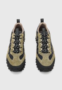 Scarpe da ginnastica nere e verde oliva con una tomaia in suede e mesh, suola in gomma nera testurizzata e dettagli in oro sui lacci.