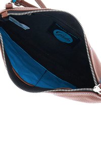 Borsa in pelle marrone con esterno texture, chiusura zip e rivestimento in tessuto blu a contrasto. L'interno presenta un'etichetta nera con logo.