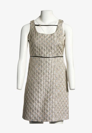 Robe sans manches trapèze avec motif géométrique texturé beige et argent et fine bordure noire autour de la taille et de l'encolure sur mannequin blanc.
