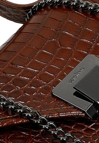 Bruine nep leren handtas met een krokodillenstructuur, voorzien van een glanzende afwerking, zilveren kettingriem en een vierkante metalen sluiting.