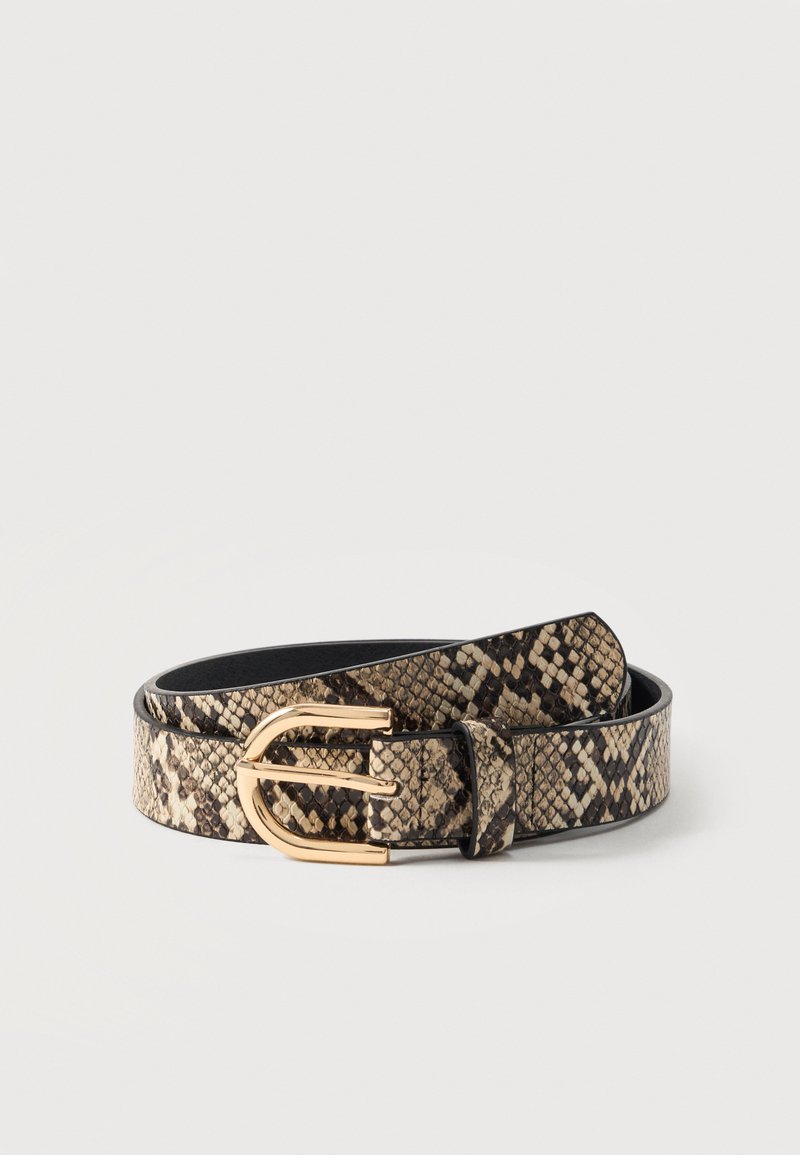 Ceinture avec motif peau de serpent beige et noir et boucle métallique dorée brillante, enroulée sur une surface blanche.