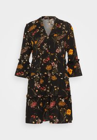 Svart blommig klänning med lagerdesign, som har livfulla blommönster i gult, rosa och vitt. Inkluderar trekvartsärmar med volangkant.