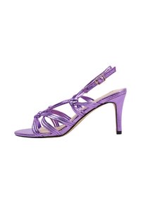 Sandalia de tacón alto metálica púrpura con un diseño de tiras, punta abierta, correa ajustable en el talón y detalles de superficie texturizados.