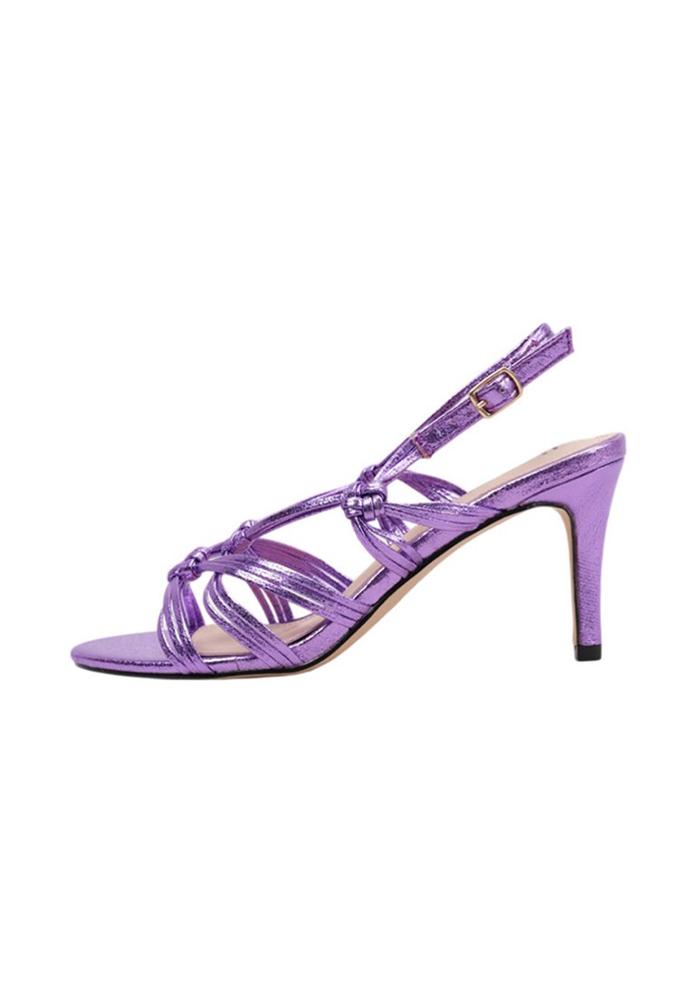 Sandalia de tacón alto metálica púrpura con un diseño de tiras, punta abierta, correa ajustable en el talón y detalles de superficie texturizados.