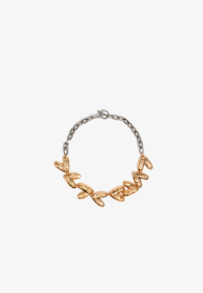 Pulsera de metal dorado y plateado con eslabones texturizados y un diseño de cadena, que presenta formas ovaladas y similares a hojas. Incluye cierre de broche.