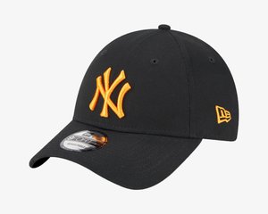 Schwarze Baseballkappe mit einem orangefarbenen, gestickten "NY"-Logo und verstellbarem Riemen. Verfügt über einen gebogenen Schirm und ein strukturiertes Gewebe.
