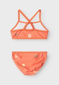 Twee-delig bikini in oranje stof, met een kruisband ontwerp, versierd met fruitmotieven zoals kersen en citrus op beide onderdelen.