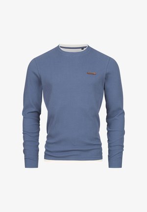 Suéter de manga larga azul con ribetes y cuello blanco, que presenta un pequeño acento de logo marrón en el pecho. La tela tiene un acabado texturizado.