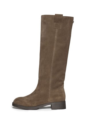 Brauner Wildleder-Kniehoher Stiefel mit niedrigem Blockabsatz und Zuglasche an der Seite, von rechts auf weißem Hintergrund gezeigt.