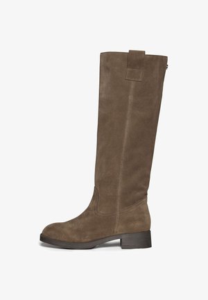 Brauner Wildleder-Kniehoher Stiefel mit niedrigem Blockabsatz und Zuglasche an der Seite, von rechts auf weißem Hintergrund gezeigt.