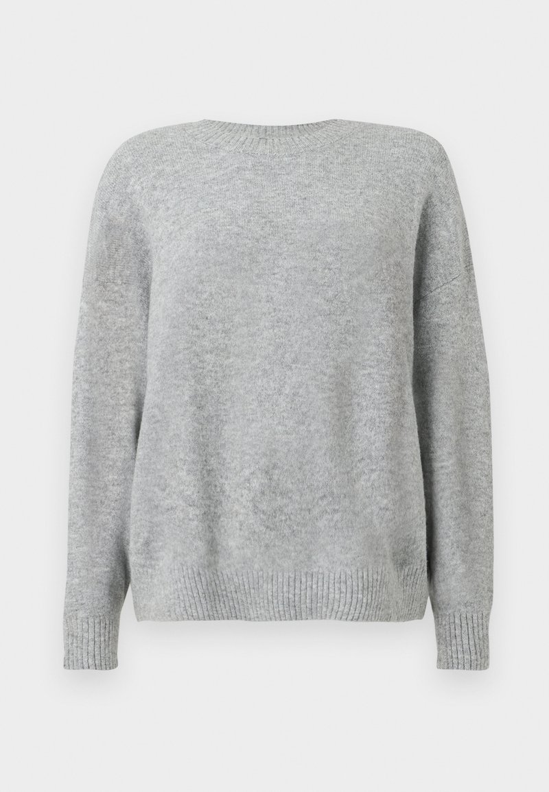 Jasnoszary sweter, wykonany z miękkiego materiału, ma okrągły dekolt, luźny krój oraz prążkowane mankiety i dół, co dodaje mu faktury i detali.