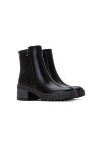 Botas negras hasta el tobillo hechas de cuero suave, con un tacón grueso, cremallera lateral, suela texturizada y detalle de costura a lo largo del borde.