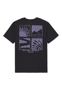 Schwarzes T-Shirt mit einem Grafikdruck auf der Rückseite, der vier lila Quadrate zeigt, die Wellen, Berge, Wolken und ein Sonnendesign darstellen.