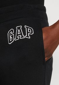 GAP HERITAGE - Tepláky - true black