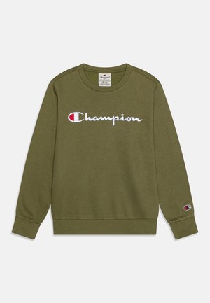 Sweat-shirt à manches longues vert olive avec logo Champion blanc et rouge sur la poitrine et petit patch logo sur le poignet de la manche gauche.