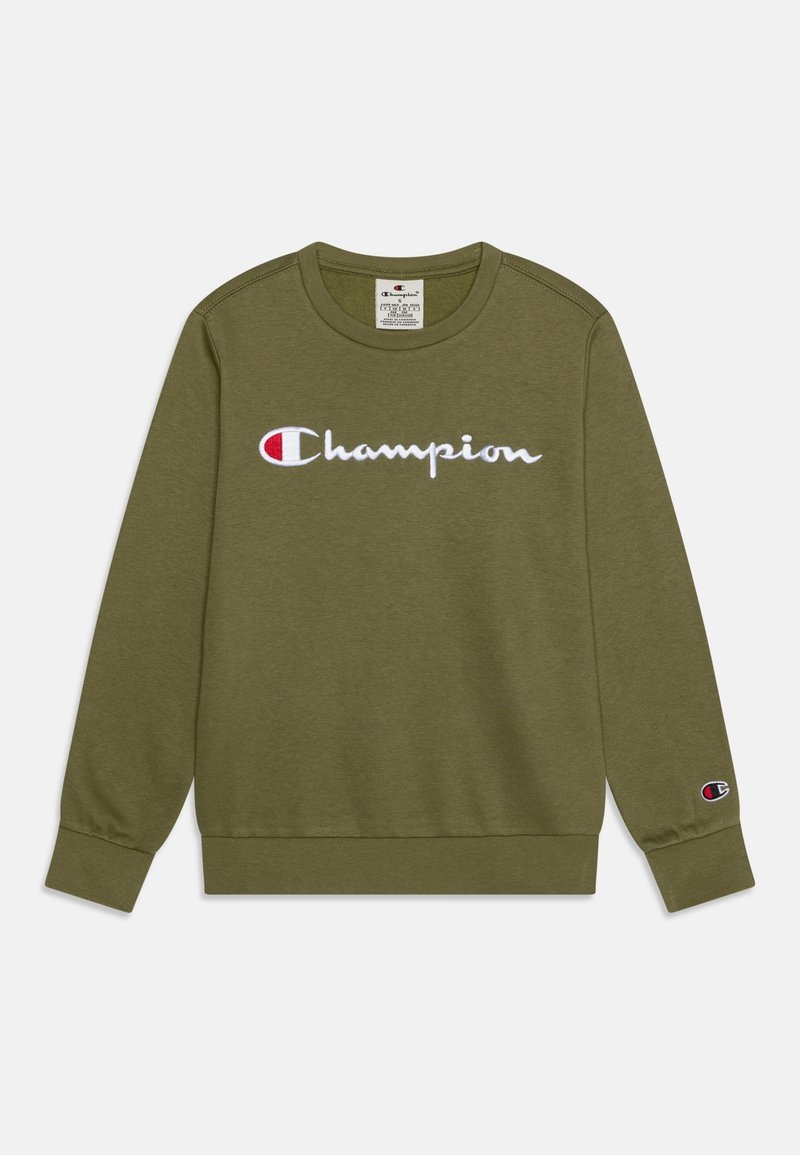 Sweat-shirt à manches longues vert olive avec logo Champion blanc et rouge sur la poitrine et petit patch logo sur le poignet de la manche gauche.
