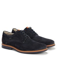 Chaussures en daim bleu marine avec des panneaux en maille, lacets gris et accents orange. Présentent une pointe arrondie et une semelle en caoutchouc blanc avec un bord texturé.