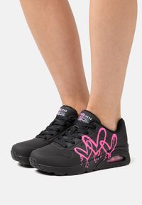 Skechers Sport - UNO X GOLDCROWN - Sneakers - black/pink Miniaturebillede 1