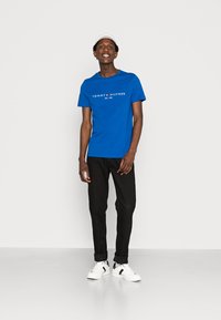 Tommy Hilfiger TOMMY LOGO TEE - T-shirt estampada - greek isle blue