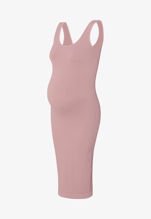 Zwangerschapsjurk in zachtroze geribbelde stof, met een getailleerde pasvorm, ronde halslijn en zonder mouwen. De lengte reikt tot halverwege de kuit.