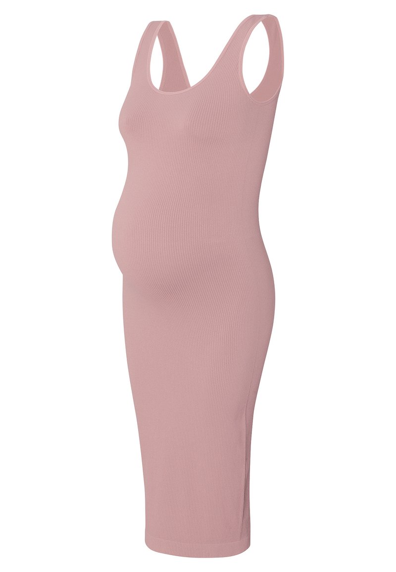 Robe de maternité en tissu côtelé rose pâle, présentant une silhouette ajustée, un décolleté rond et un design sans manches. La longueur atteint le mi-mollet.