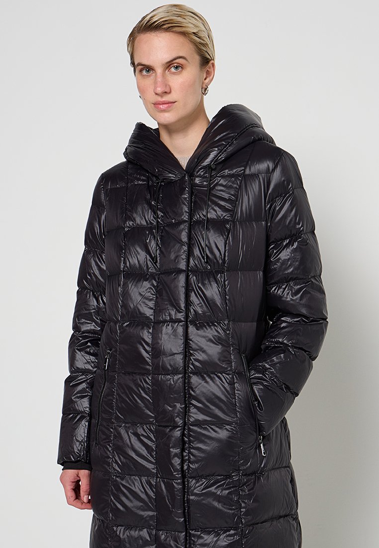 Schwarze gesteppte Daunenjacke mit Kapuze, glänzender Oberfläche, langen Ärmeln und mit Reißverschluss versehenen Seitentaschen. Entwickelt für Wärme und Schutz.