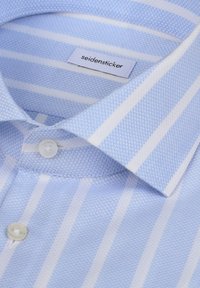 Col de chemise habillée pour homme à rayures bleu clair et blanc avec boutons, portant l'étiquette de la marque "seidensticker" à l'intérieur du col.